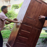 网络主播陈月亮捐赠家具帮助困难老人
