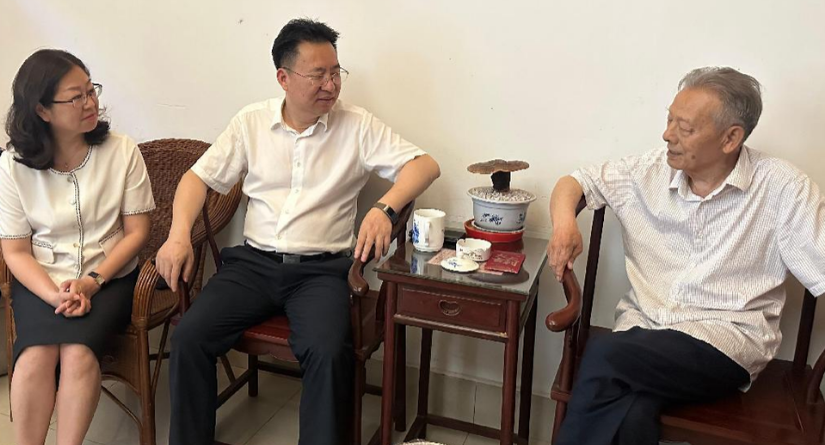 雷华走访慰问老干部老党员代表