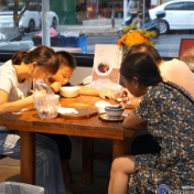 夏日糖水铺成亲子消暑聚点