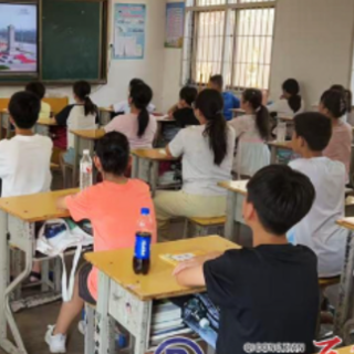 白地市中心学校：观看直播+互动问答 培育师生深厚爱国情怀 