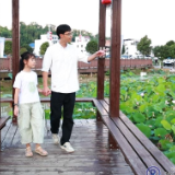 蒋家桥镇龙兴村：千亩荷花绘就诗意画卷