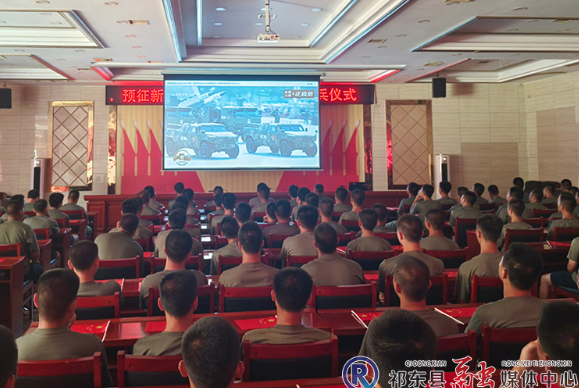 县人武部组织准入伍新兵观看阅兵直播
