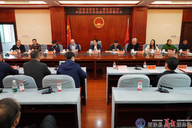 明辉慈善基金会副理事长肖军向我县“失独老人”爱心捐赠45万元