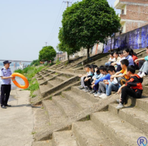 河洲镇中心小学织牢校园安全网