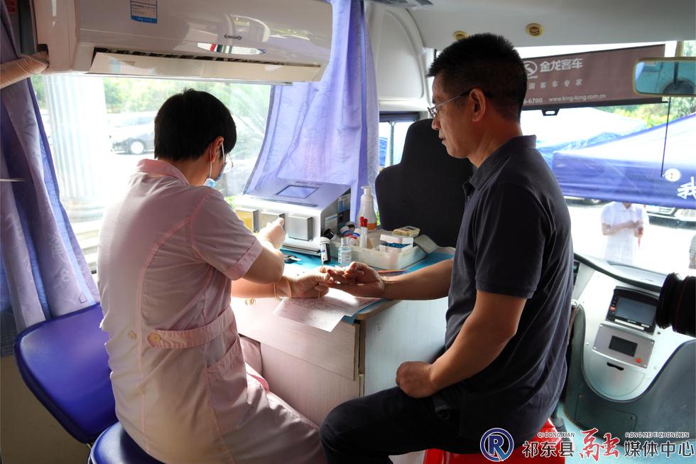 热血铸担当，公职人员无偿献血暖人心                                                                                   