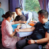 我县公职人员带头参加无偿献血