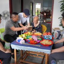 县退役军人事务局为抗战老兵颁发抗日纪念章