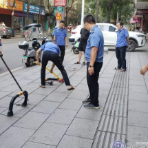 玉合执法中队整治私设地锁行为