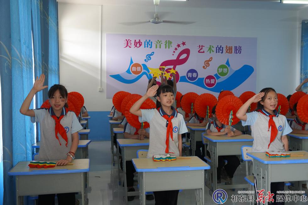 紫冲中学音乐课“嗨”翻全场：课桌舞葫芦丝共舞《万疆》                                                                          