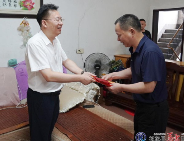 雷华开展“八一”走访慰问及“夏日送清凉”活动