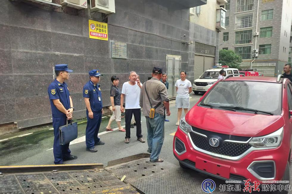 w_3日下午 车辆违停在消防通道内.jpg