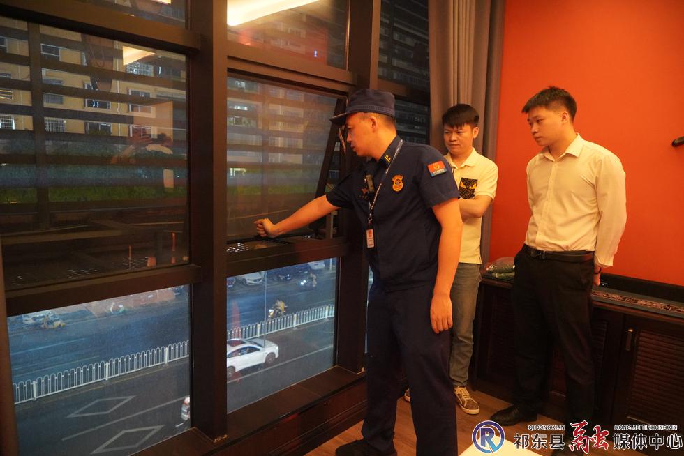 w_3日晚间夜查 逃生窗口从内打开无法容纳人员逃生.JPG