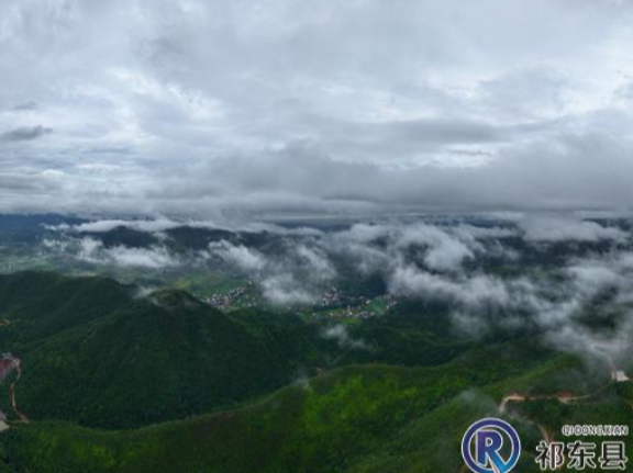 蒋家桥镇龙兴村:雨后现云雾景观 秋日乡村宛若水墨画卷