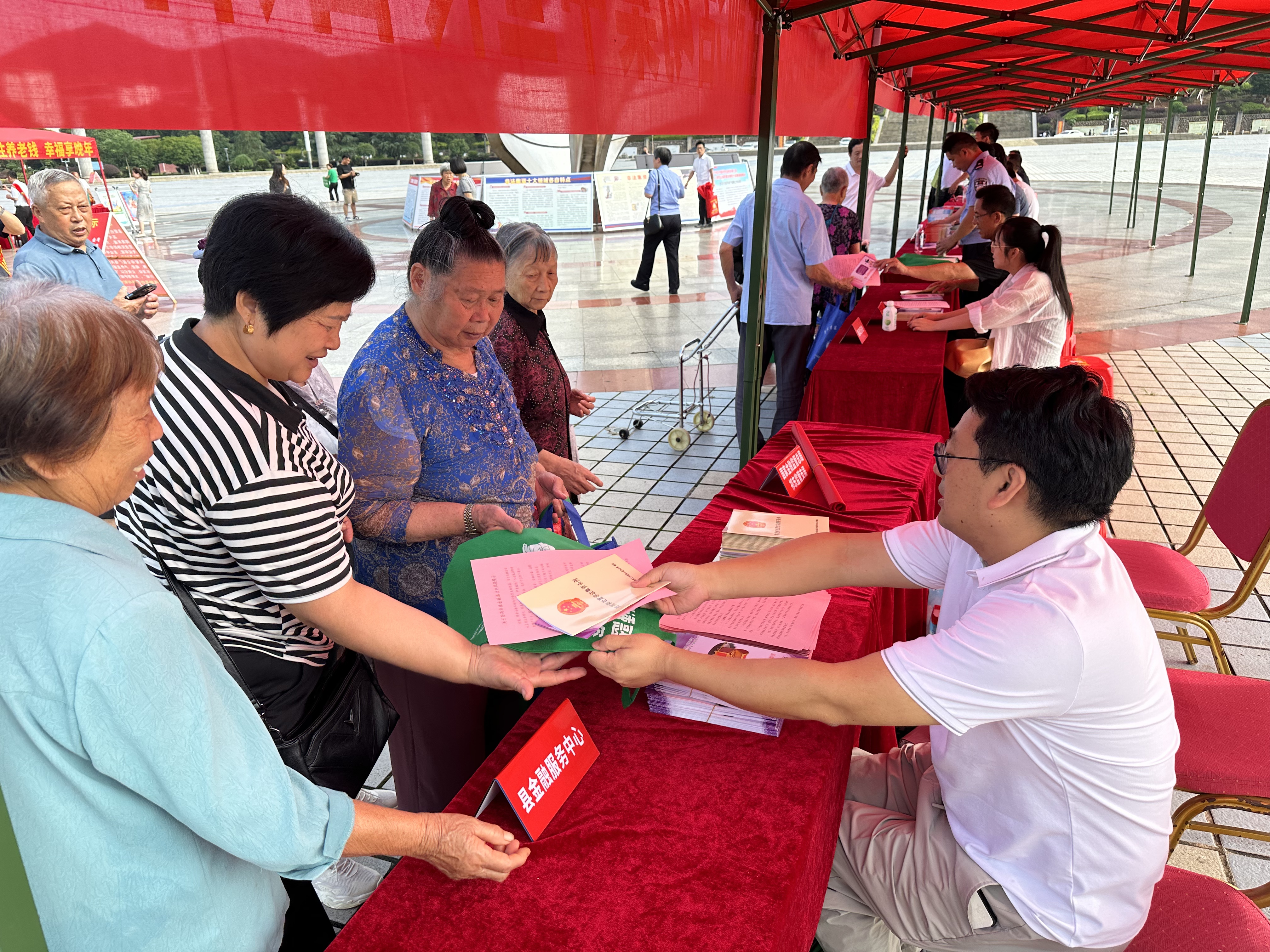 守护钱袋子！祁东县人民广场掀起防范非法金融宣传热潮                                                                           