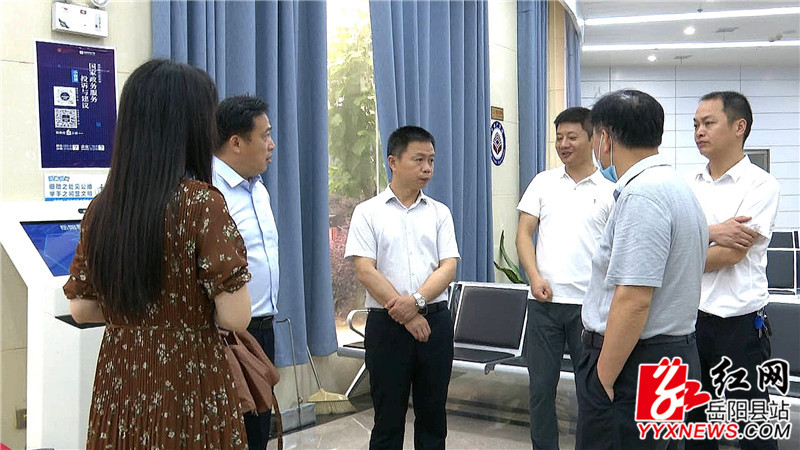 在县政务中心督导_副本.jpg 在县政务中心督导_副本.jpg