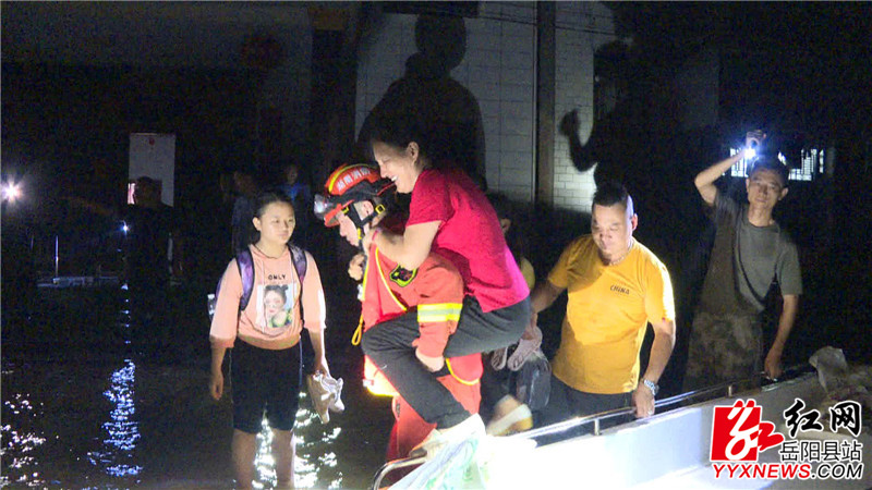 消防指战员救出被困群众3_副本.jpg 消防指战员救出被困群众3_副本.jpg