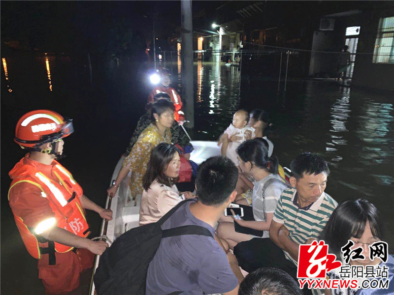 消防指战员救出被困群众_副本.jpg 消防指战员救出被困群众_副本.jpg