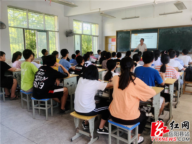 正在给学生上课的许叶彪 (2)_副本.jpg