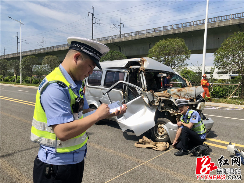 交警正在对模拟事故现场进行勘查和记录.jpg