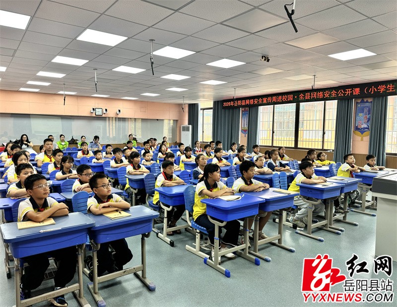 学生听课.jpg