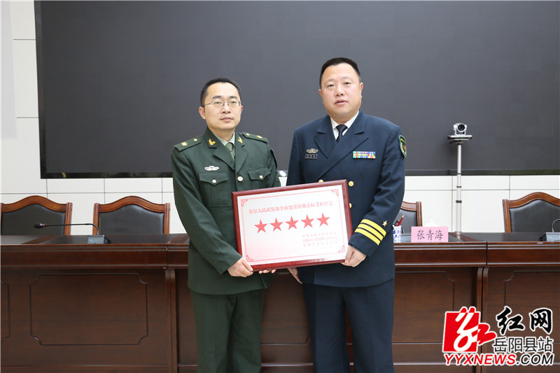 岳阳县人武部部长张海波和杨林街镇党委书记王勇与奖牌合影.JPG
