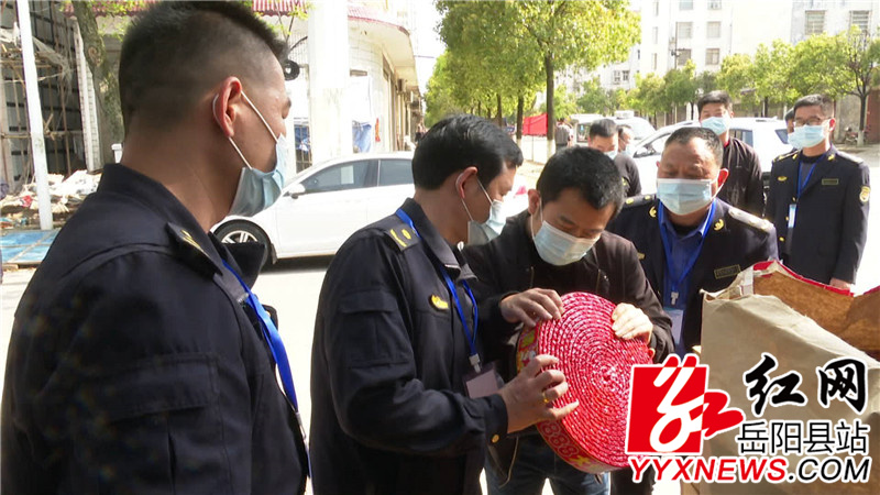 荣家湾执法人员检查炮竹信息.JPG