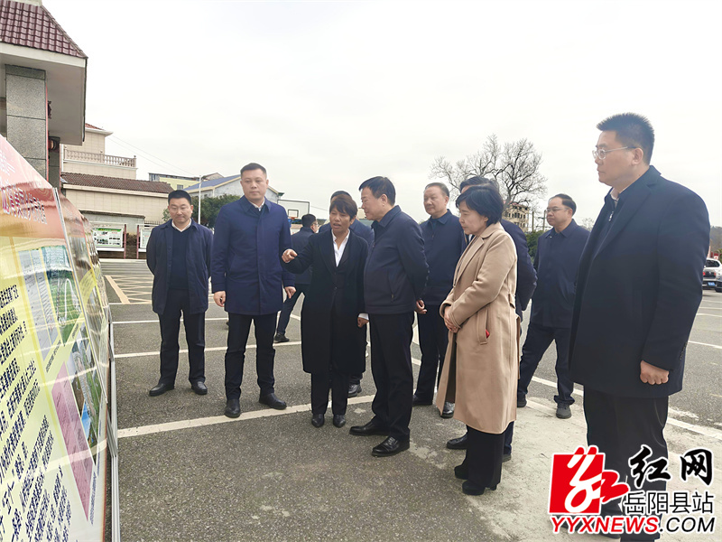 调研组听取新开镇有关情况.jpg