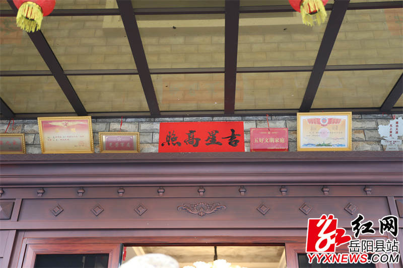 图二（刘青家中悬挂的奖状）.JPG