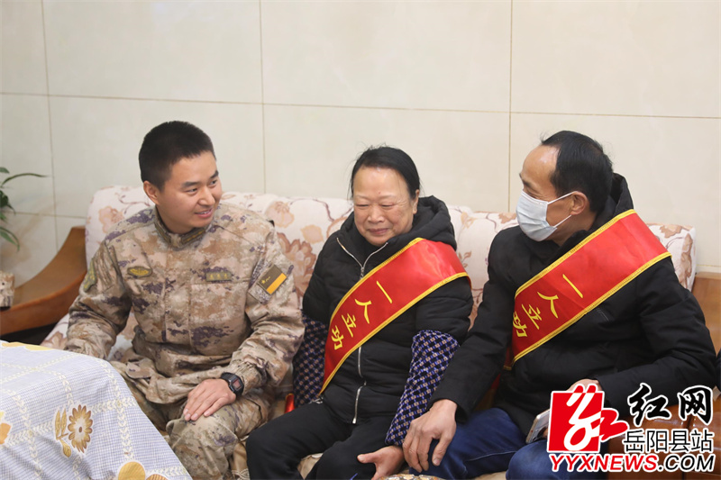 图四（部队代表与刘青父母亲切交谈）.JPG