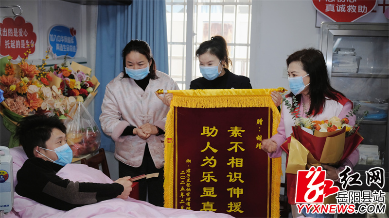 胡靖在市中心医院做捐献.jpg