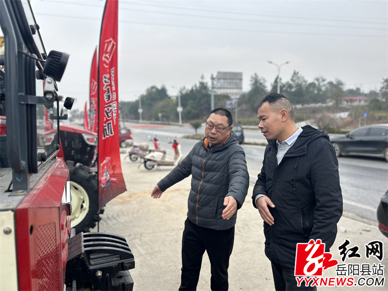 工作人员介绍农机补贴政策.jpg