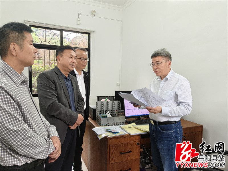 李明海在张谷英镇社戒社康工作站调研.jpg