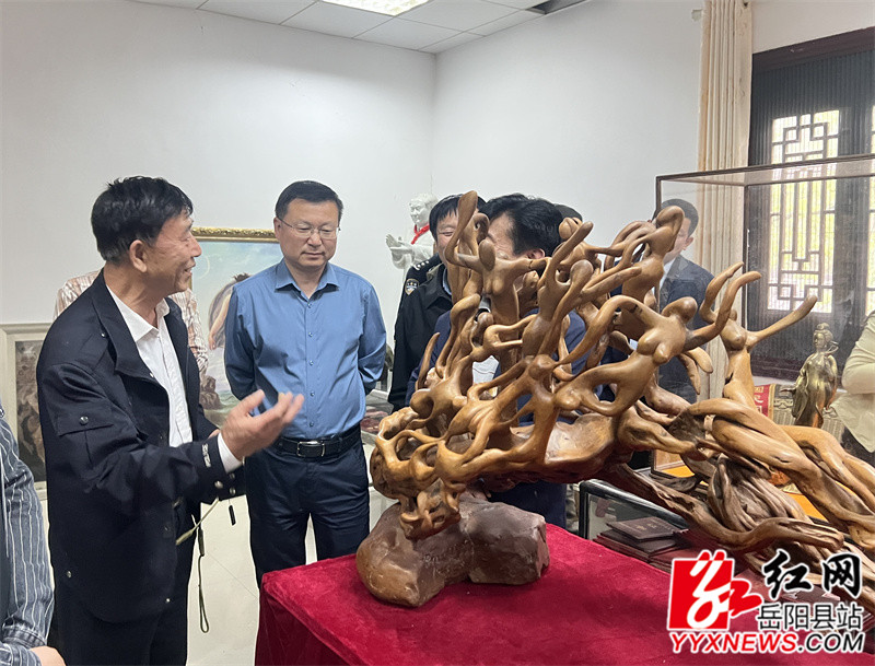 在根雕园参观.jpg