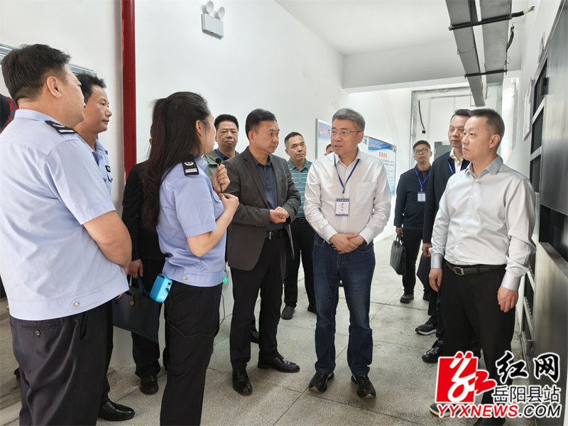 李明海一行在县收治中心与工作人员交流.jpg