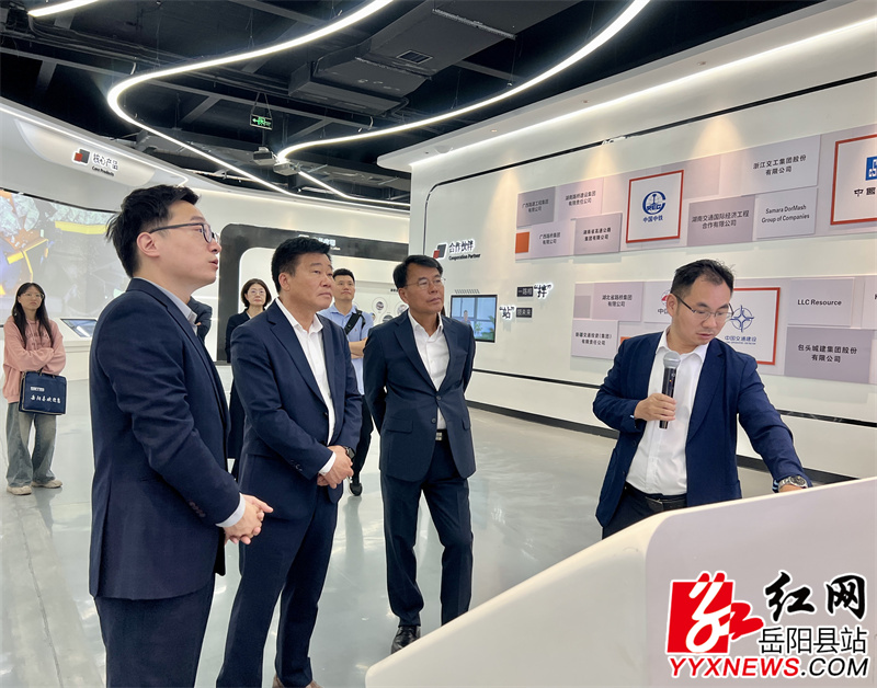 代表团一行在润天智科察看企业文化和生产情况.jpg 代表团一行在润天智科察看企业文化和生产情况.jpg