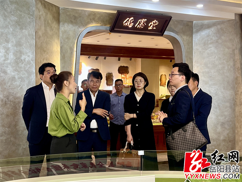 代表团在湖南全民鸽业调研岳阳王鸽产业,察看鸽子加工及王鸽文化博物馆.jpg 代表团在湖南全民鸽业调研岳阳王鸽产业,察看鸽子加工及王鸽文化博物馆.jpg