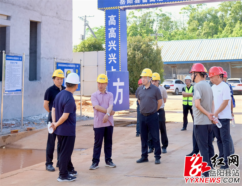 王卫兵一行在畜禽屠宰场查分割生产线及冷链物流相关设备.jpg