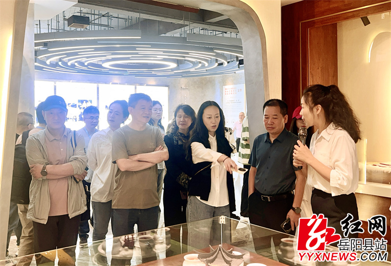 媒体朋友参观王鸽博物馆.jpg