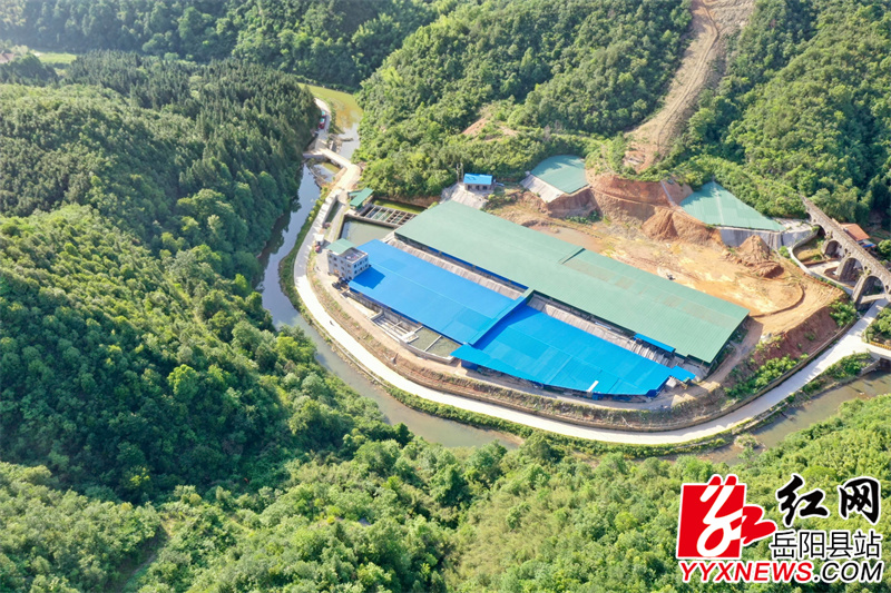 依山傍水的养殖基地.jpg