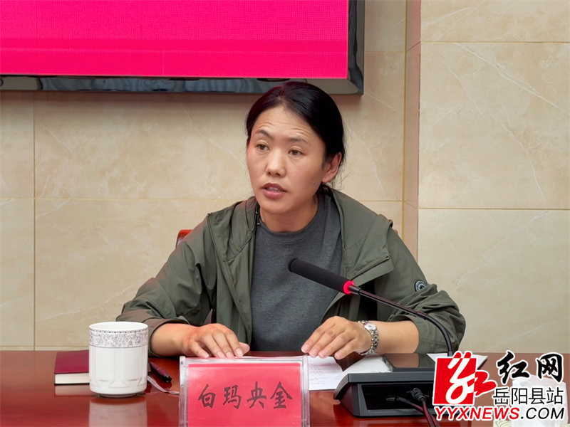 白玛央金讲话.JPG