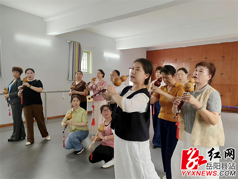 刘淑娥为大家排练音乐节目 (2).jpg