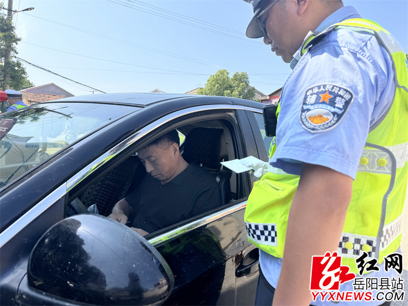 劝导车主系好安全带.JPG