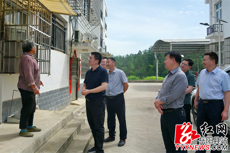 肖湘晖在公田镇居委会新屋安置点与群众交流.jpg