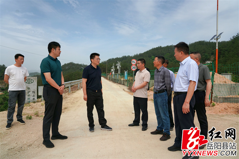 肖湘晖在月田镇白竹村立新水库调研防汛备汛工作.jpg
