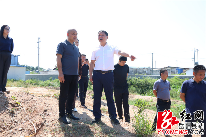 吴光文听取相关工作情况汇报.JPG