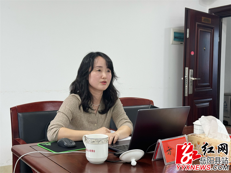 方莉同志作专题授课.JPG