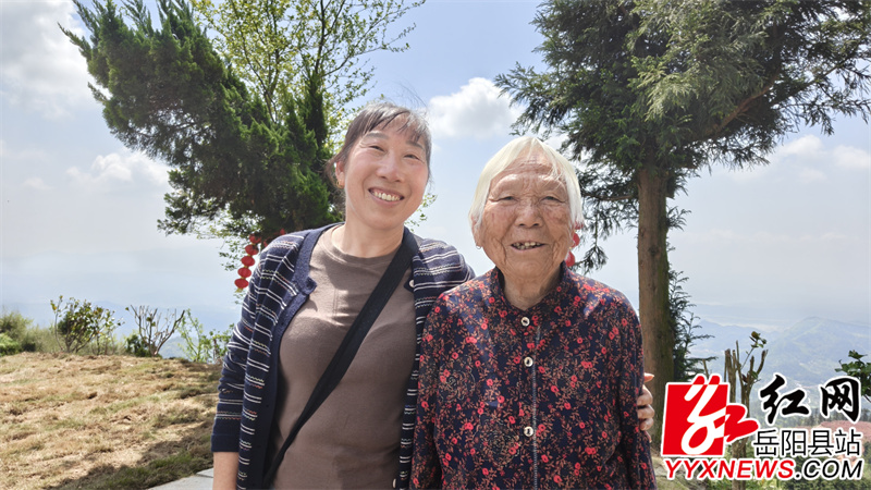 游客 方七林和婆婆.jpg