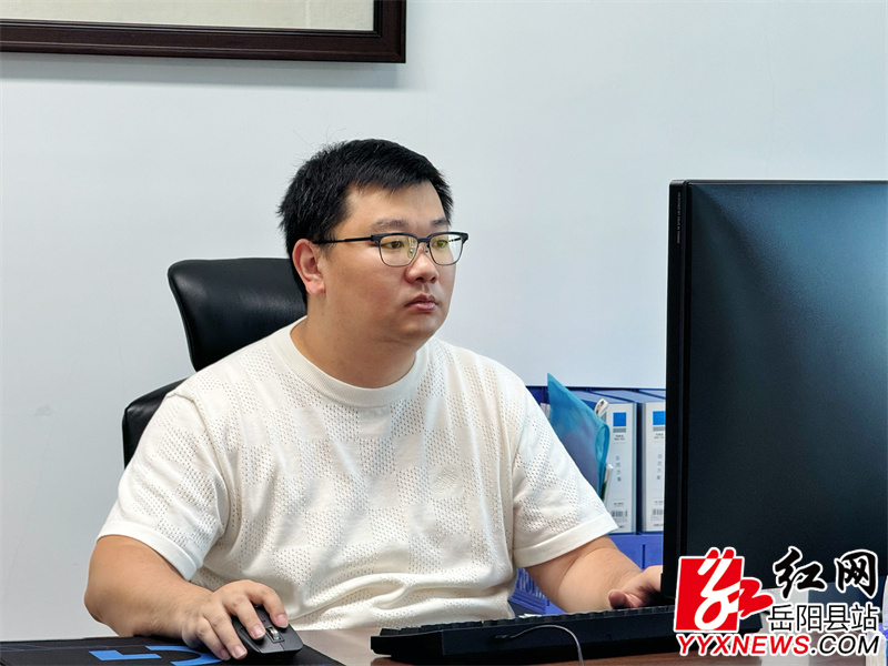 工作中的邹烨宇.JPG
