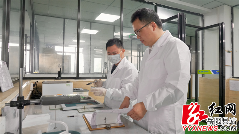 罗渡沙在实验室与科研人员交流.jpg