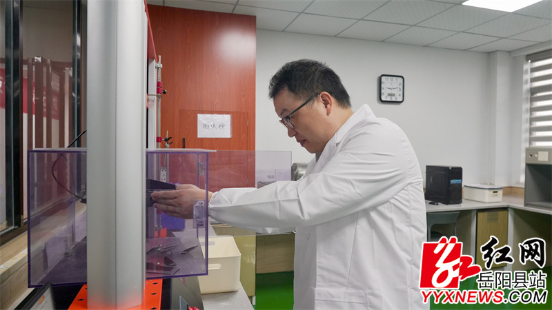 罗渡沙进行产品性能测试.jpg